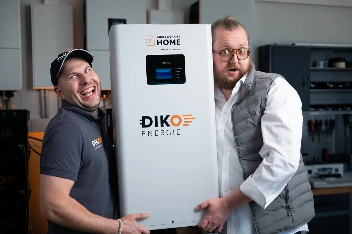Zwei DIKO Mitarbeiter mit dem KRAFTWERK-14 HOME im Showroom